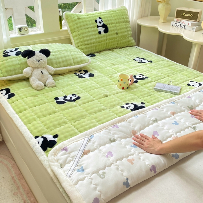 91家纺网 家纺一手货源 找家纺 优品惠 2025新款兔毛绒泡泡牛奶绒床垫子夹棉床褥床盖床单加厚保暖 呆萌熊猫