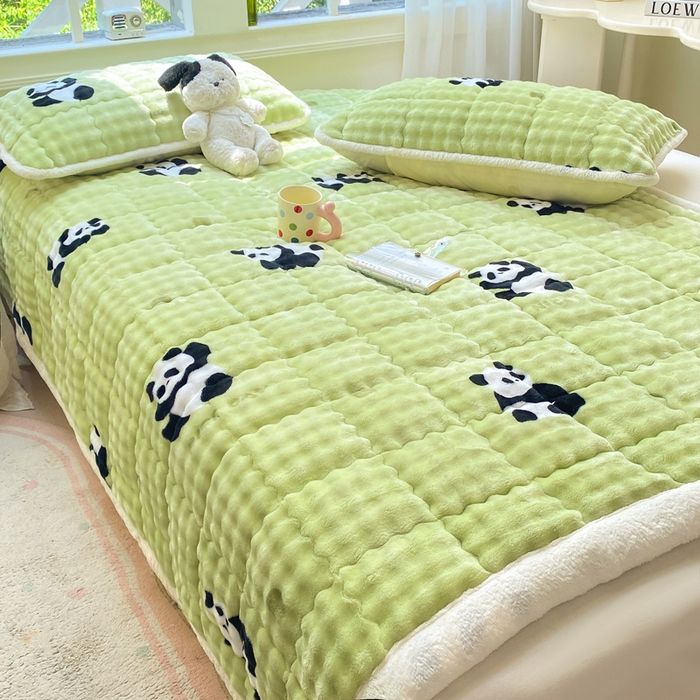 91家纺网 家纺一手货源 找家纺 优品惠 2025新款兔毛绒泡泡牛奶绒床垫子夹棉床褥床盖床单加厚保暖 呆萌熊猫