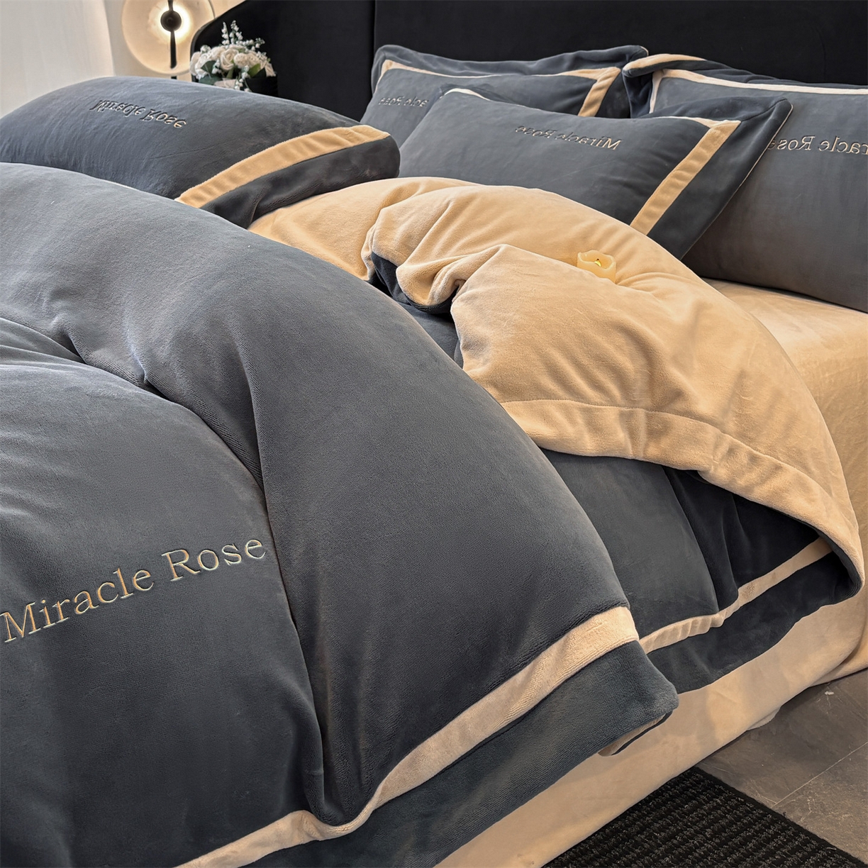 91家纺网 家纺一手货源 找家纺 笙意家纺 2025新款A类加厚牛奶绒轻奢宽边四件套-威登 威登-绅士灰+香槟