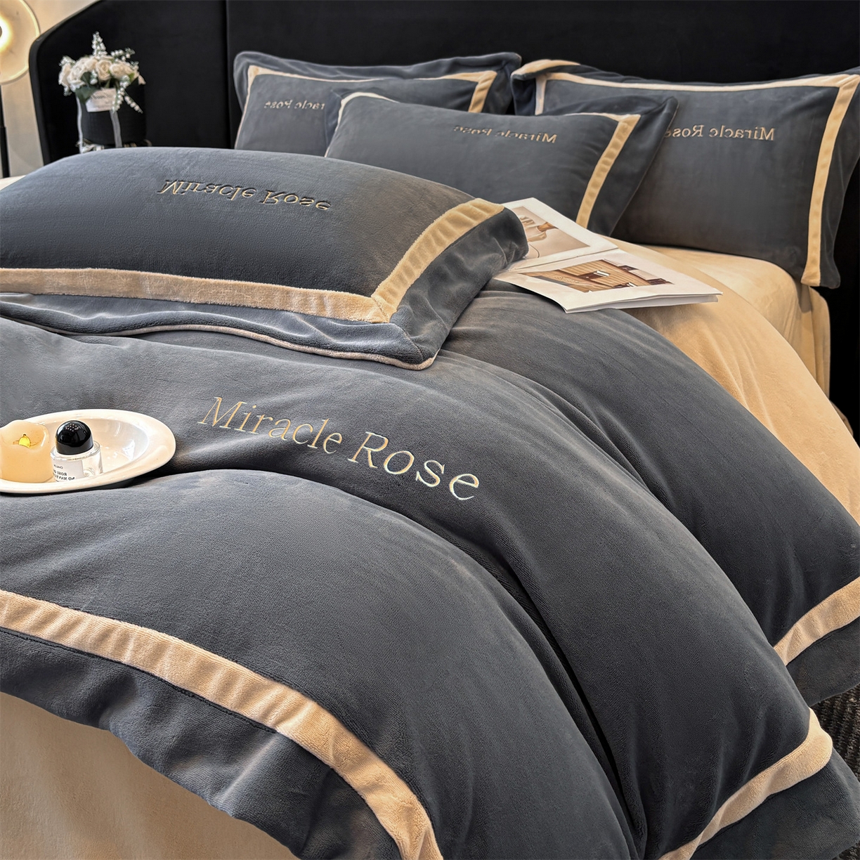 91家纺网 家纺一手货源 找家纺 笙意家纺 2025新款A类加厚牛奶绒轻奢宽边四件套-威登 威登-绅士灰+香槟