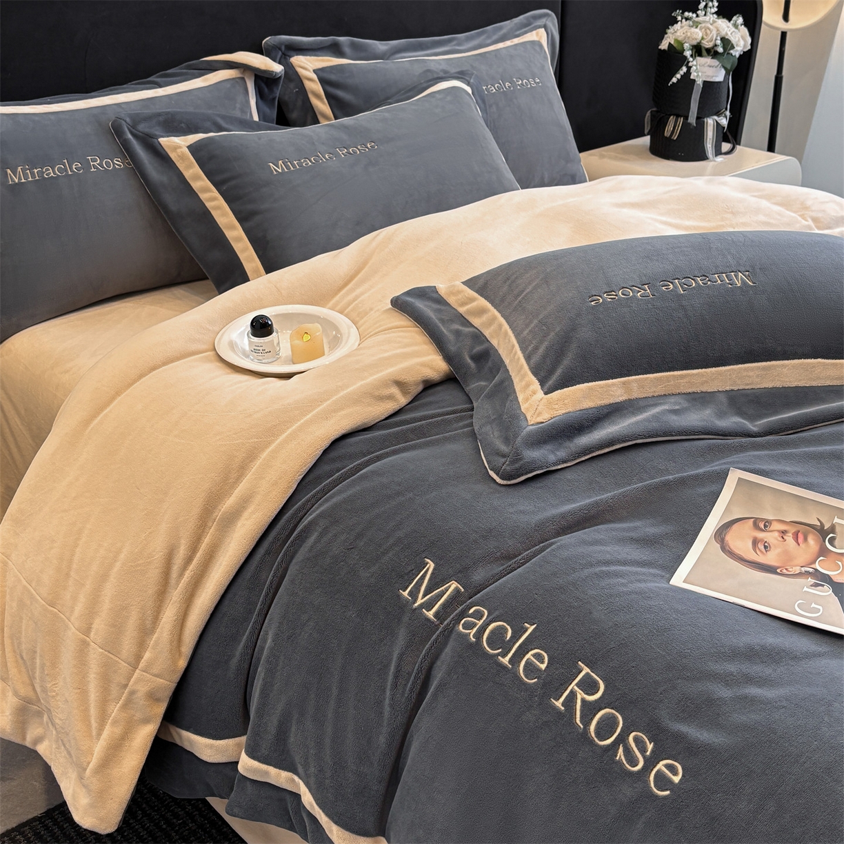 91家纺网 家纺一手货源 找家纺 笙意家纺 2025新款A类加厚牛奶绒轻奢宽边四件套-威登 威登-绅士灰+香槟