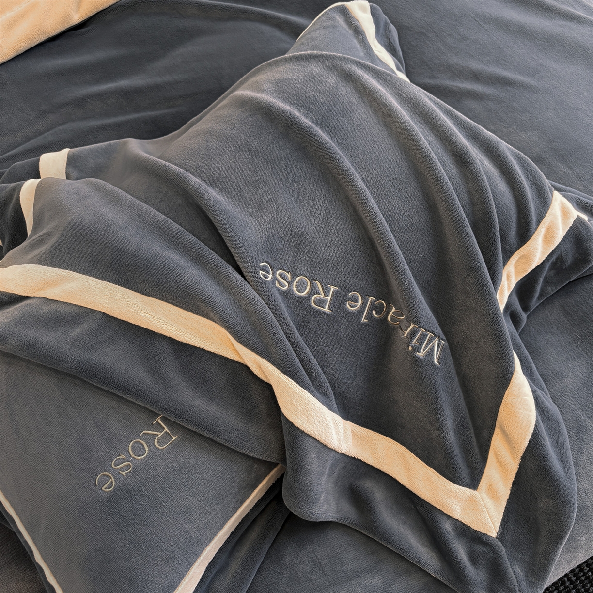 91家纺网 家纺一手货源 找家纺 笙意家纺 2025新款A类加厚牛奶绒轻奢宽边四件套-威登 威登-绅士灰+香槟