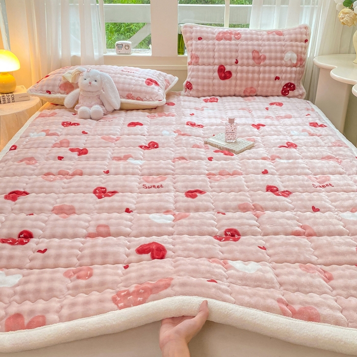 91家纺网 家纺一手货源 找家纺 优品惠 2025新款兔毛绒泡泡牛奶绒床垫子夹棉床褥床盖床单加厚保暖 粉爱心