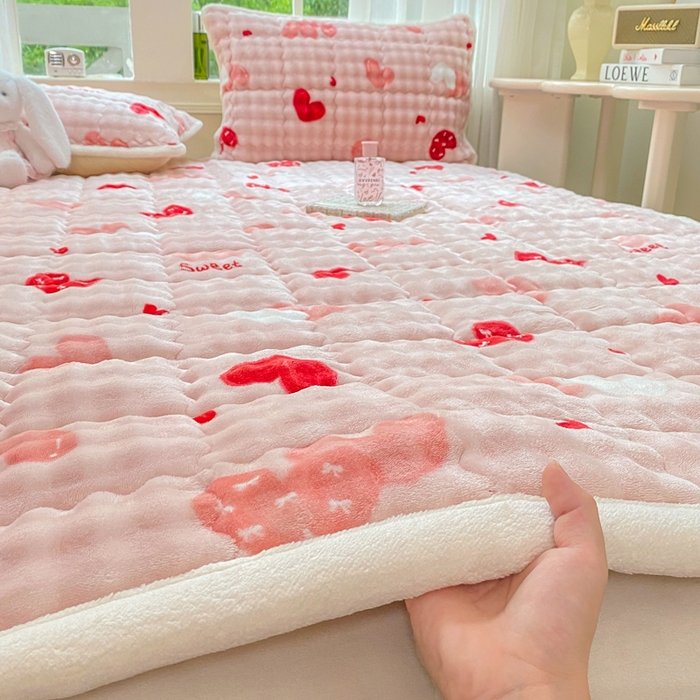 91家纺网 家纺一手货源 找家纺 优品惠 2025新款兔毛绒泡泡牛奶绒床垫子夹棉床褥床盖床单加厚保暖 粉爱心