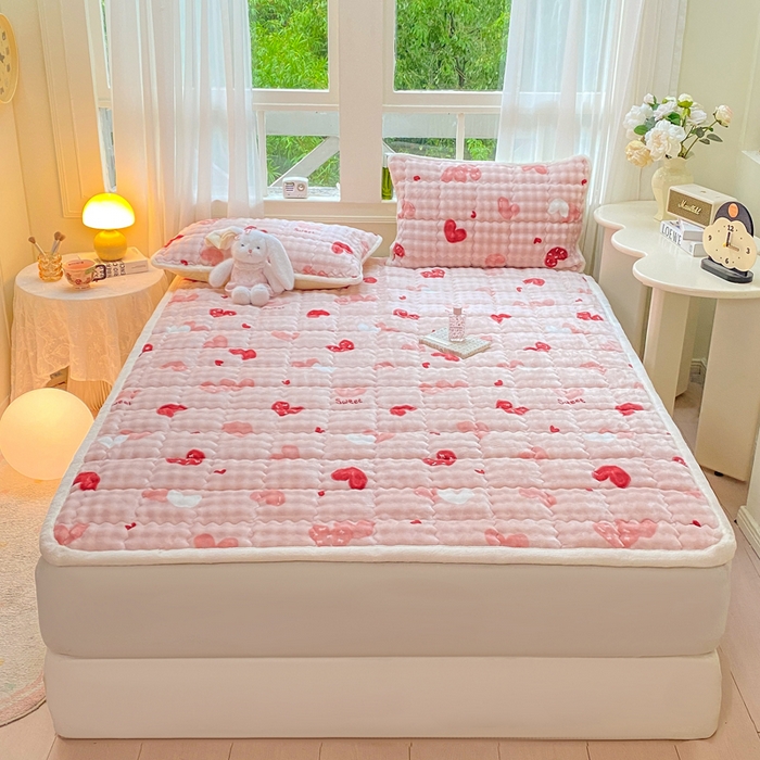 91家纺网 家纺一手货源 找家纺 优品惠 2025新款兔毛绒泡泡牛奶绒床垫子夹棉床褥床盖床单加厚保暖 粉爱心