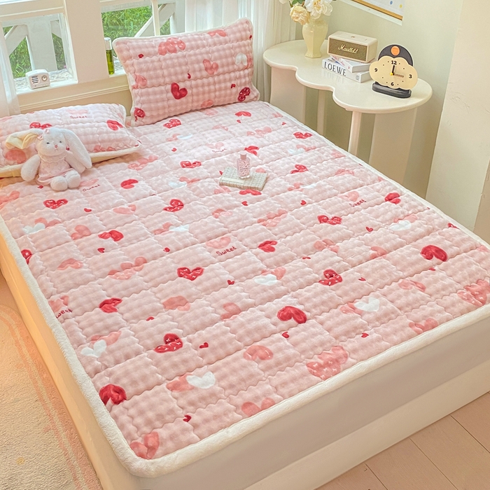 91家纺网 家纺一手货源 找家纺 优品惠 2025新款兔毛绒泡泡牛奶绒床垫子夹棉床褥床盖床单加厚保暖 粉爱心