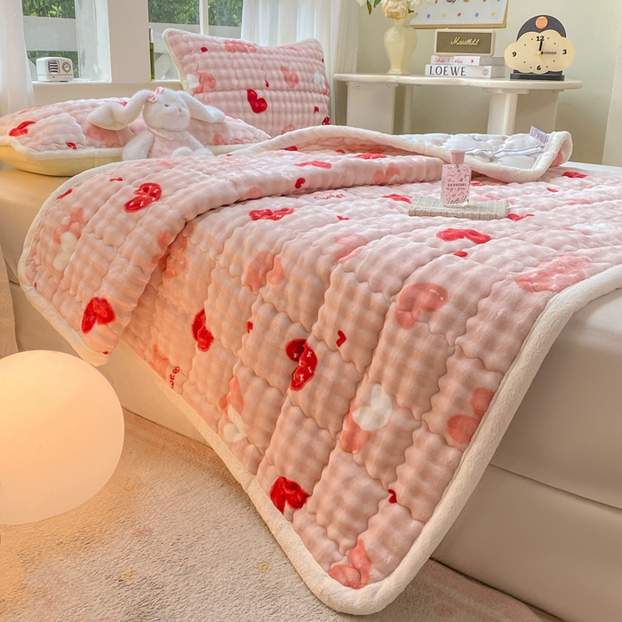 91家纺网 家纺一手货源 找家纺 优品惠 2025新款兔毛绒泡泡牛奶绒床垫子夹棉床褥床盖床单加厚保暖 粉爱心