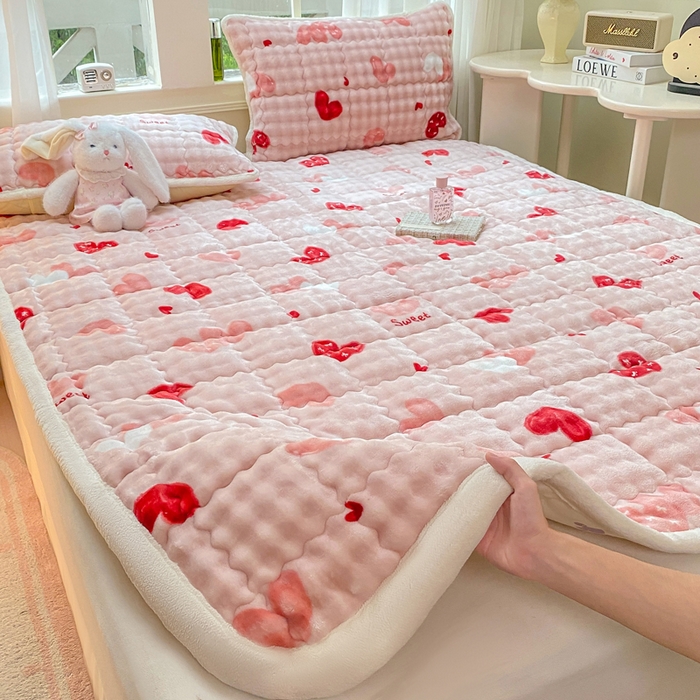 91家纺网 家纺一手货源 找家纺 优品惠 2025新款兔毛绒泡泡牛奶绒床垫子夹棉床褥床盖床单加厚保暖 粉爱心