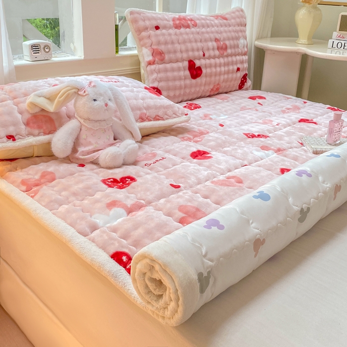 91家纺网 家纺一手货源 找家纺 优品惠 2025新款兔毛绒泡泡牛奶绒床垫子夹棉床褥床盖床单加厚保暖 粉爱心