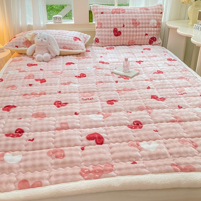 91家纺网 家纺一手货源 找家纺 优品惠 2025新款兔毛绒泡泡牛奶绒床垫子夹棉床褥床盖床单加厚保暖 粉爱心