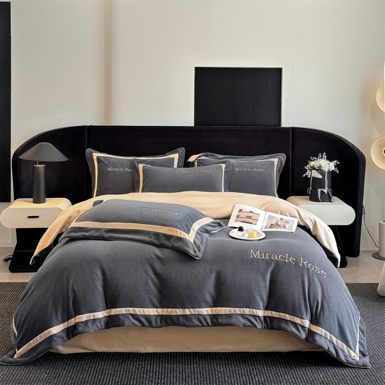 91家纺网 家纺一手货源 找家纺 笙意家纺 2025新款A类加厚牛奶绒轻奢宽边四件套-威登 威登-绅士灰+香槟