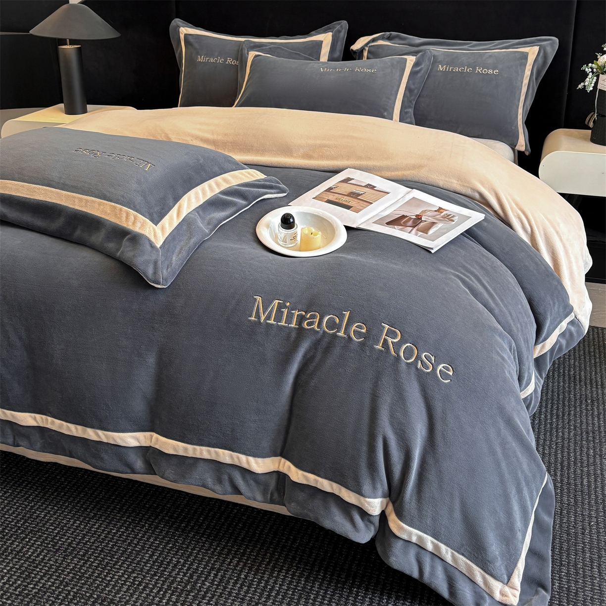 91家纺网 家纺一手货源 找家纺 笙意家纺 2025新款A类加厚牛奶绒轻奢宽边四件套-威登 威登-绅士灰+香槟