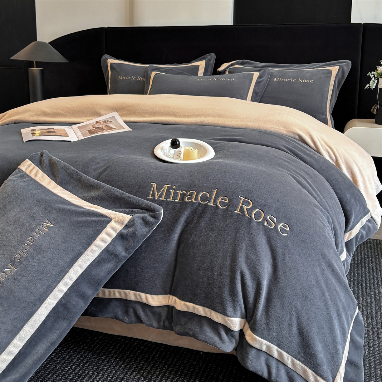 91家纺网 家纺一手货源 找家纺 笙意家纺 2025新款A类加厚牛奶绒轻奢宽边四件套-威登 威登-绅士灰+香槟