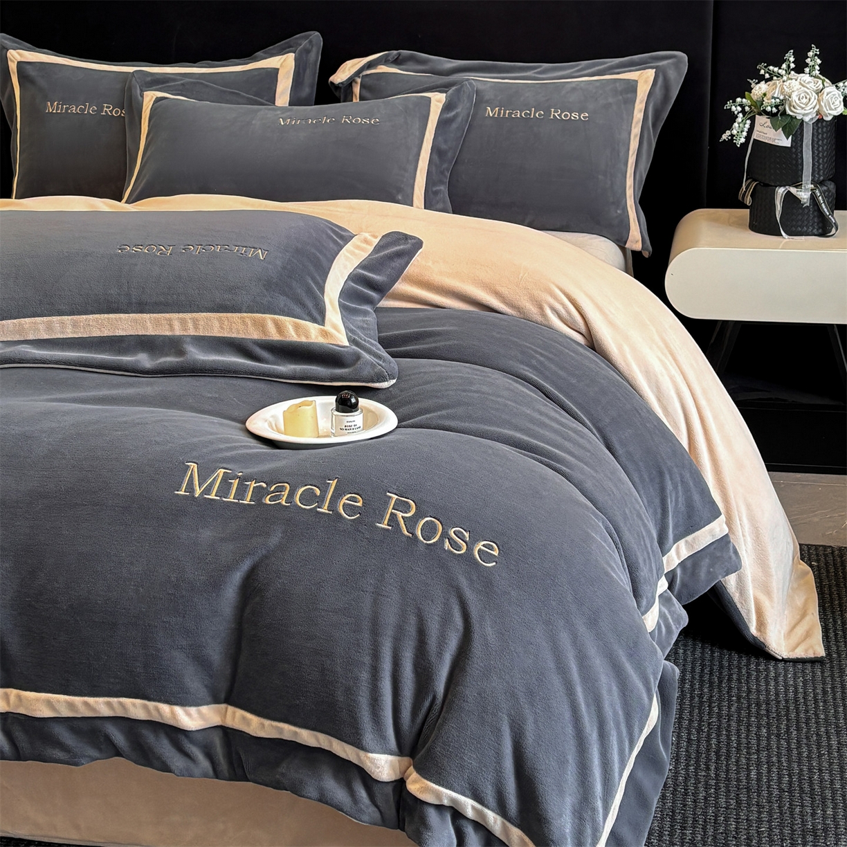 91家纺网 家纺一手货源 找家纺 笙意家纺 2025新款A类加厚牛奶绒轻奢宽边四件套-威登 威登-绅士灰+香槟