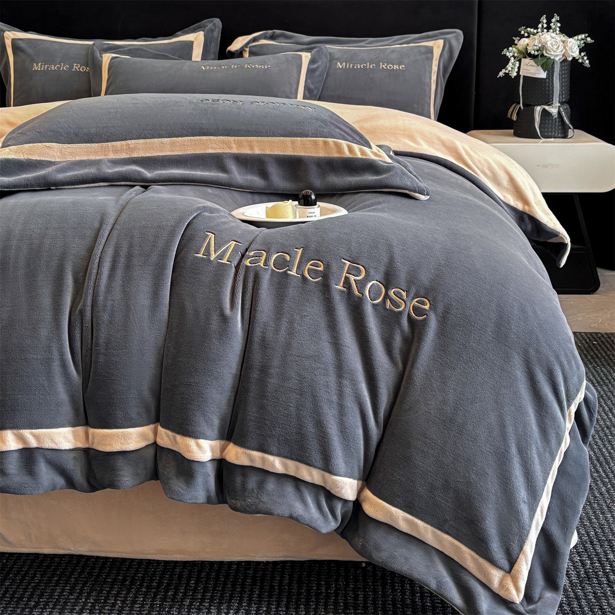 91家纺网 家纺一手货源 找家纺 笙意家纺 2025新款A类加厚牛奶绒轻奢宽边四件套-威登 威登-绅士灰+香槟