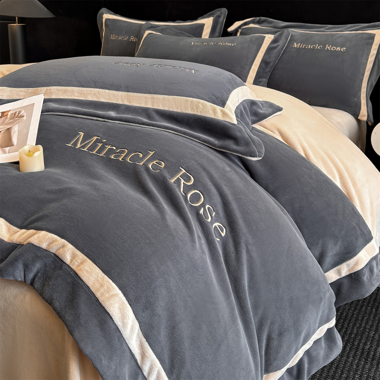 91家纺网 家纺一手货源 找家纺 笙意家纺 2025新款A类加厚牛奶绒轻奢宽边四件套-威登 威登-绅士灰+香槟