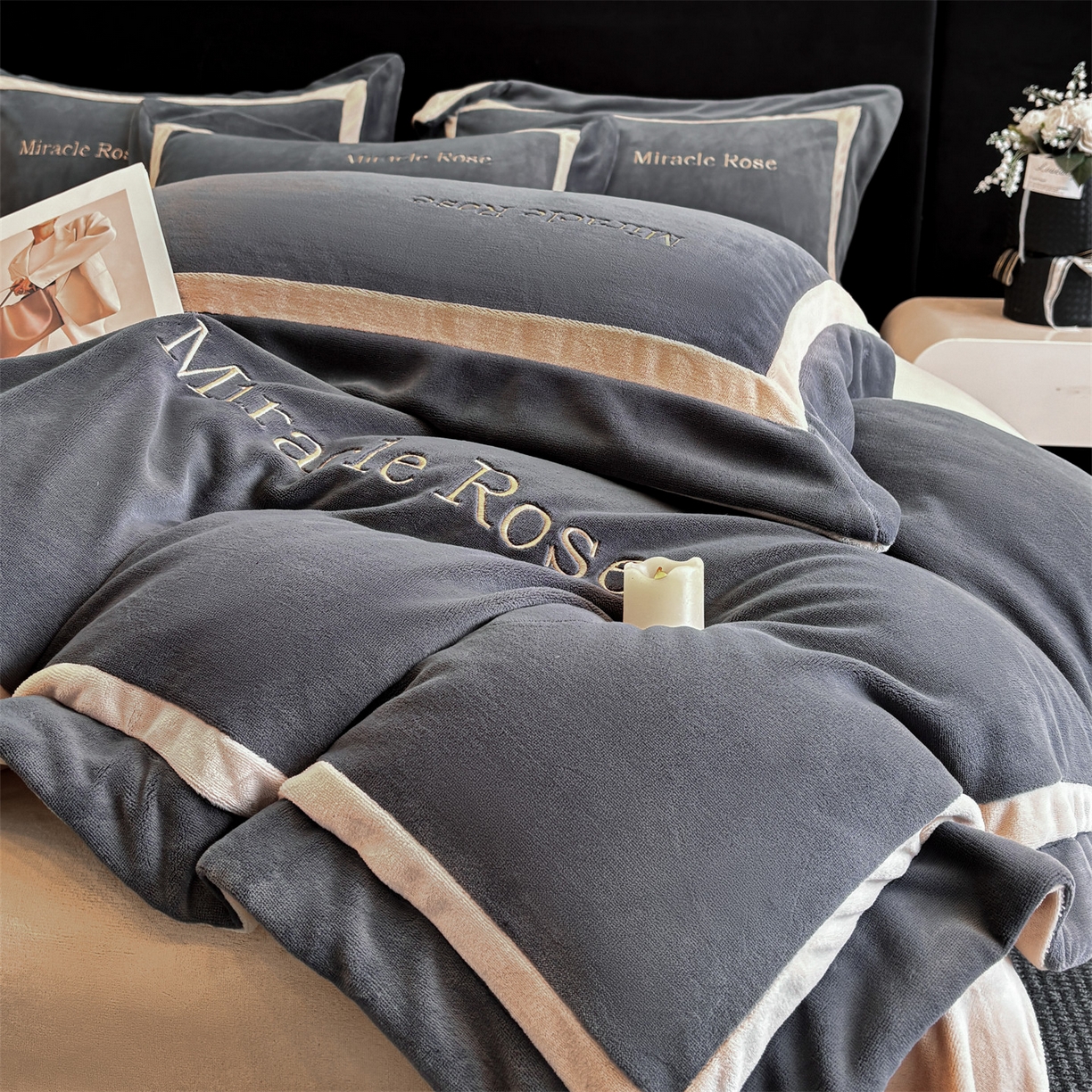 91家纺网 家纺一手货源 找家纺 笙意家纺 2025新款A类加厚牛奶绒轻奢宽边四件套-威登 威登-绅士灰+香槟