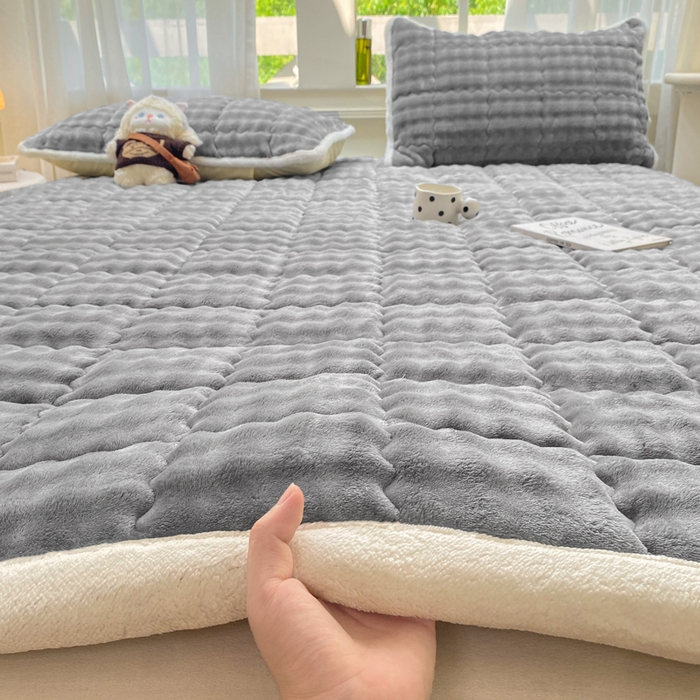 91家纺网 家纺一手货源 找家纺 优品惠 2025新款兔毛绒泡泡牛奶绒床垫子夹棉床褥床盖床单加厚保暖 高级灰