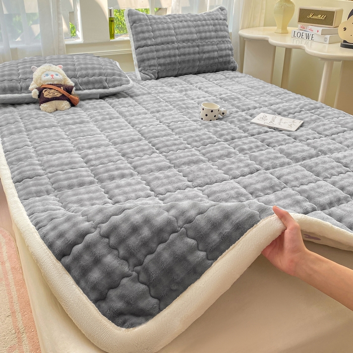 91家纺网 家纺一手货源 找家纺 优品惠 2025新款兔毛绒泡泡牛奶绒床垫子夹棉床褥床盖床单加厚保暖 高级灰