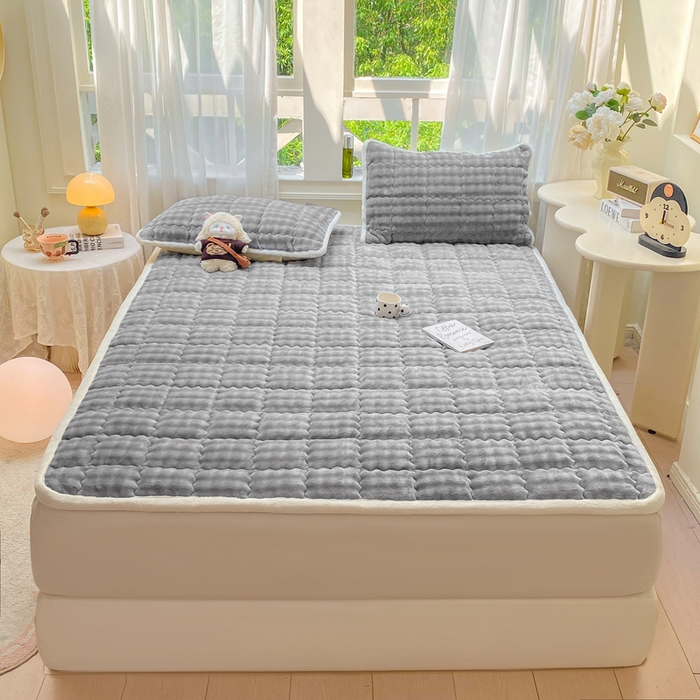 91家纺网 家纺一手货源 找家纺 优品惠 2025新款兔毛绒泡泡牛奶绒床垫子夹棉床褥床盖床单加厚保暖 高级灰