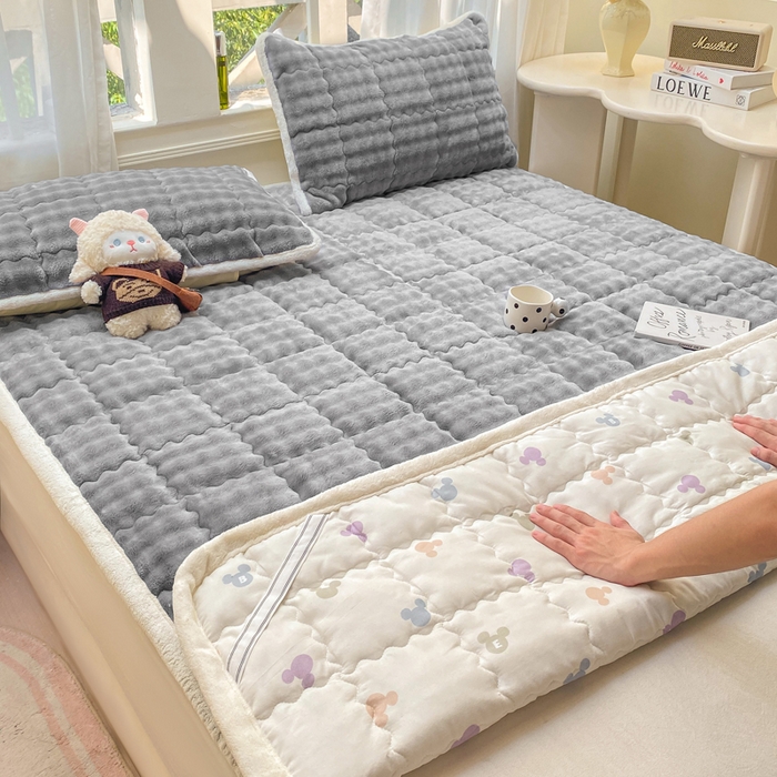 91家纺网 家纺一手货源 找家纺 优品惠 2025新款兔毛绒泡泡牛奶绒床垫子夹棉床褥床盖床单加厚保暖 高级灰