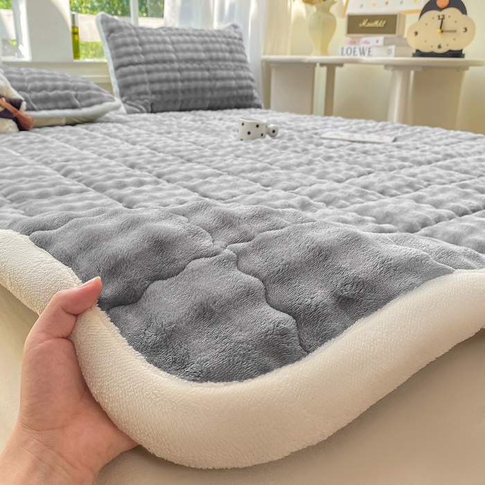 91家纺网 家纺一手货源 找家纺 优品惠 2025新款兔毛绒泡泡牛奶绒床垫子夹棉床褥床盖床单加厚保暖 高级灰