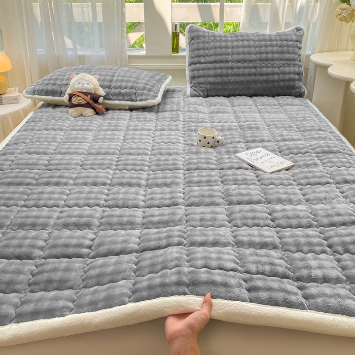 91家纺网 家纺一手货源 找家纺 优品惠 2025新款兔毛绒泡泡牛奶绒床垫子夹棉床褥床盖床单加厚保暖 高级灰
