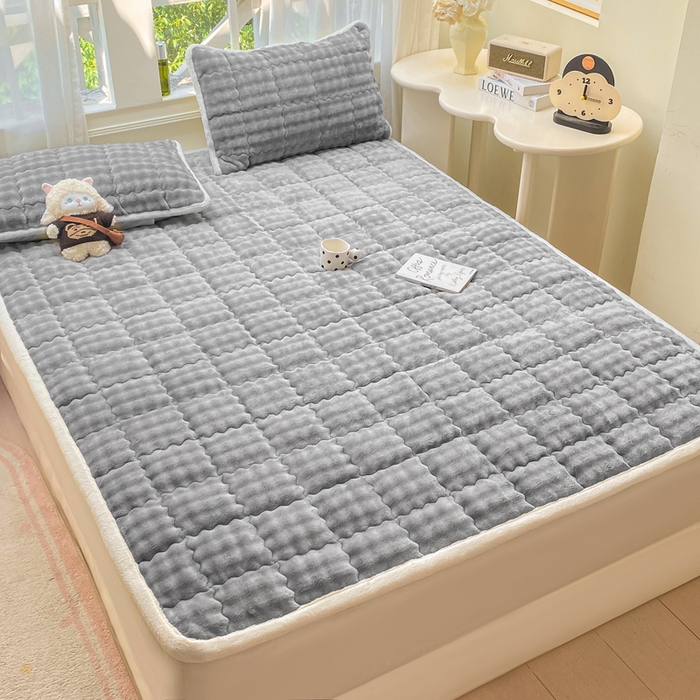 91家纺网 家纺一手货源 找家纺 优品惠 2025新款兔毛绒泡泡牛奶绒床垫子夹棉床褥床盖床单加厚保暖 高级灰