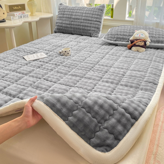 91家纺网 家纺一手货源 找家纺 优品惠 2025新款兔毛绒泡泡牛奶绒床垫子夹棉床褥床盖床单加厚保暖 高级灰