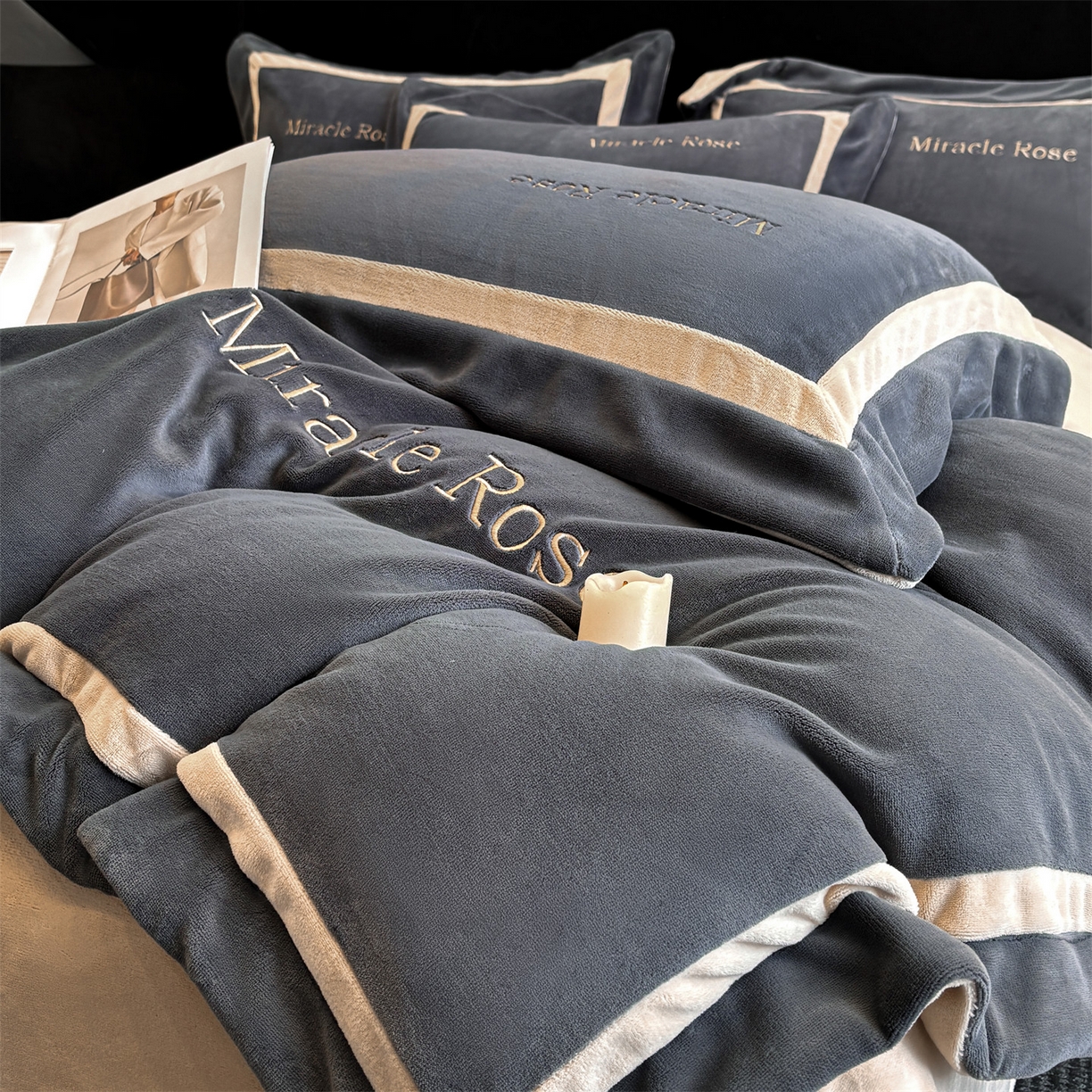 91家纺网 家纺一手货源 找家纺 笙意家纺 2025新款A类加厚牛奶绒轻奢宽边四件套-威登 威登-绅士灰+香槟