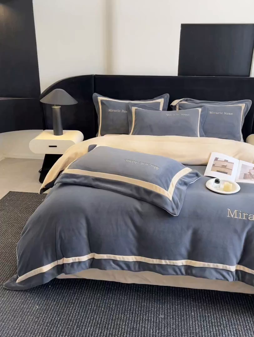 91家纺网 家纺一手货源 找家纺 笙意家纺 2025新款A类加厚牛奶绒轻奢宽边四件套-威登 威登-绅士灰+香槟