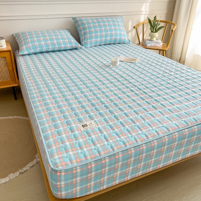 91家纺网 家纺一手货源 找家纺 蕾诺家纺 2025新款色织水洗棉棉花夹棉床笠保护套 青春浅蓝