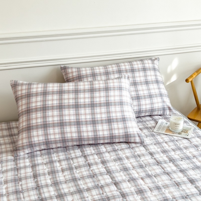 91家纺网 家纺一手货源 找家纺 蕾诺家纺 2025新款色织水洗棉棉花夹棉床笠保护套 烟雨灰