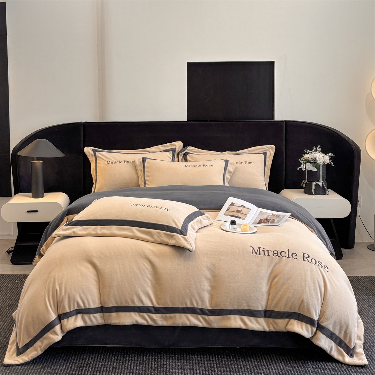 91家纺网 家纺一手货源 找家纺 笙意家纺 2025新款A类加厚牛奶绒轻奢宽边四件套-威登 威登-香槟+绅士灰