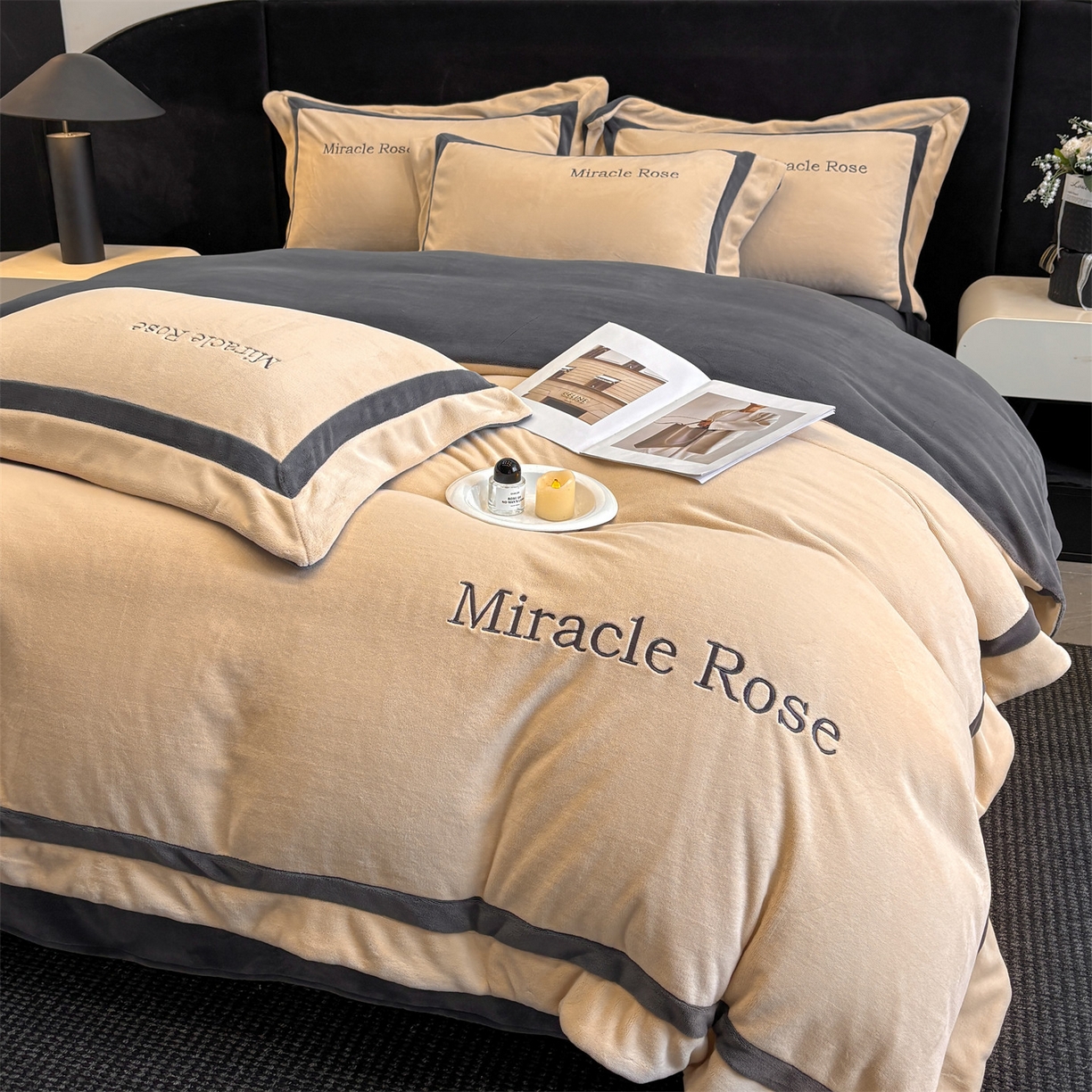 91家纺网 家纺一手货源 找家纺 笙意家纺 2025新款A类加厚牛奶绒轻奢宽边四件套-威登 威登-香槟+绅士灰