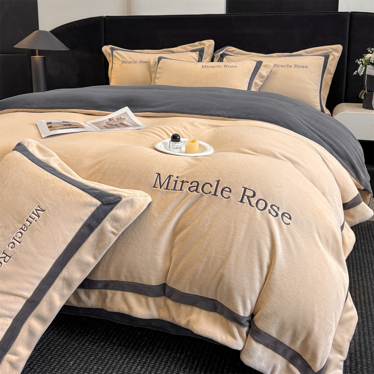 91家纺网 家纺一手货源 找家纺 笙意家纺 2025新款A类加厚牛奶绒轻奢宽边四件套-威登 威登-香槟+绅士灰