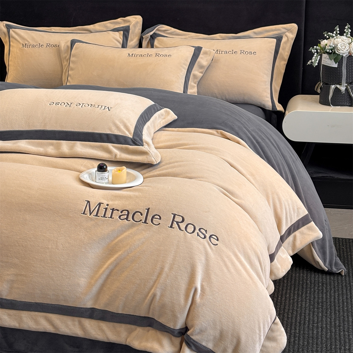 91家纺网 家纺一手货源 找家纺 笙意家纺 2025新款A类加厚牛奶绒轻奢宽边四件套-威登 威登-香槟+绅士灰