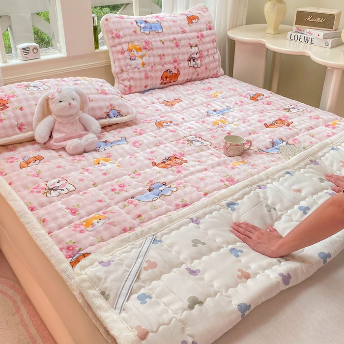 91家纺网 家纺一手货源 找家纺 优品惠 2025新款兔毛绒泡泡牛奶绒床垫子夹棉床褥床盖床单加厚保暖 萌宠粉