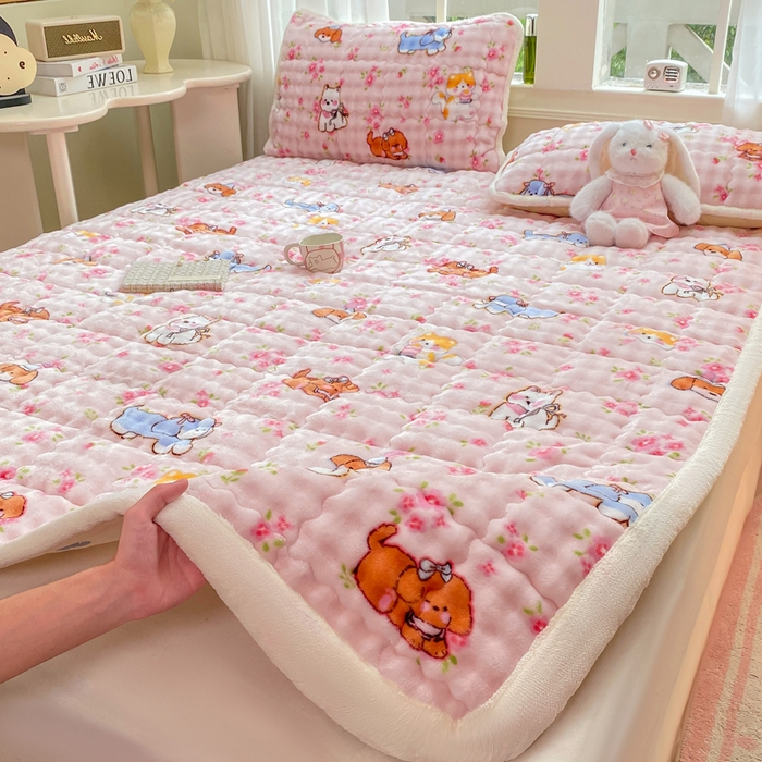 91家纺网 家纺一手货源 找家纺 优品惠 2025新款兔毛绒泡泡牛奶绒床垫子夹棉床褥床盖床单加厚保暖 萌宠粉