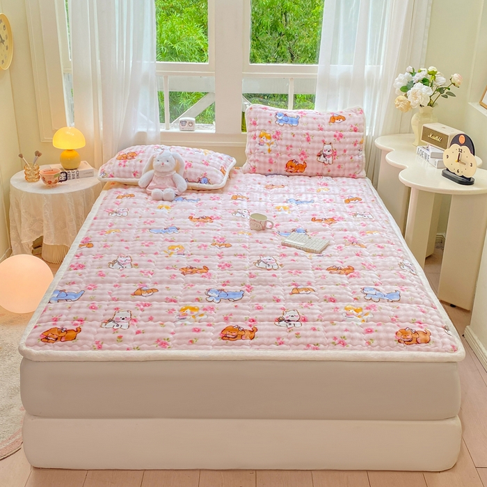 91家纺网 家纺一手货源 找家纺 优品惠 2025新款兔毛绒泡泡牛奶绒床垫子夹棉床褥床盖床单加厚保暖 萌宠粉