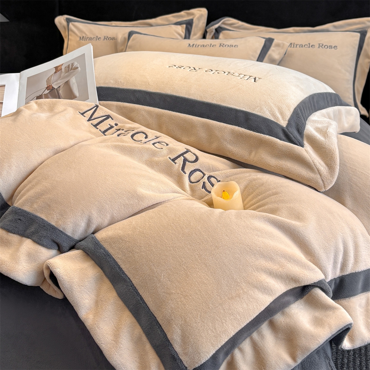 91家纺网 家纺一手货源 找家纺 笙意家纺 2025新款A类加厚牛奶绒轻奢宽边四件套-威登 威登-香槟+绅士灰