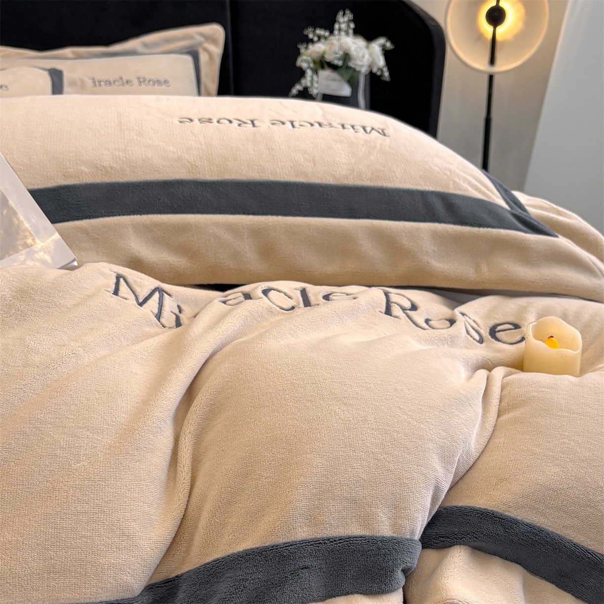 91家纺网 家纺一手货源 找家纺 笙意家纺 2025新款A类加厚牛奶绒轻奢宽边四件套-威登 威登-香槟+绅士灰