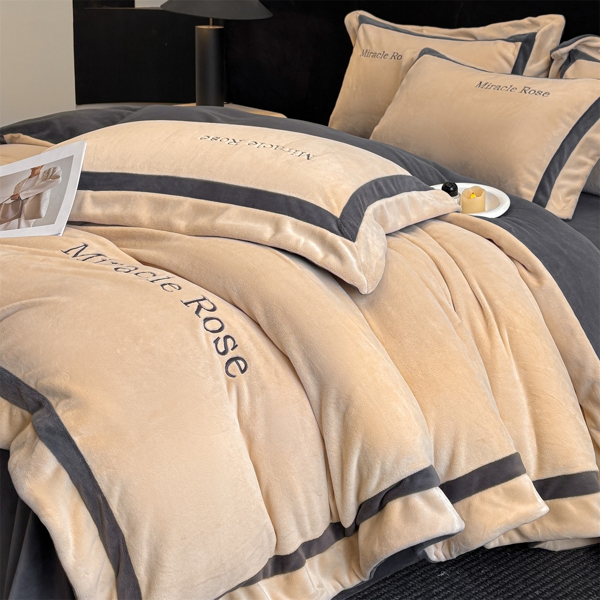 91家纺网 家纺一手货源 找家纺 笙意家纺 2025新款A类加厚牛奶绒轻奢宽边四件套-威登 威登-香槟+绅士灰