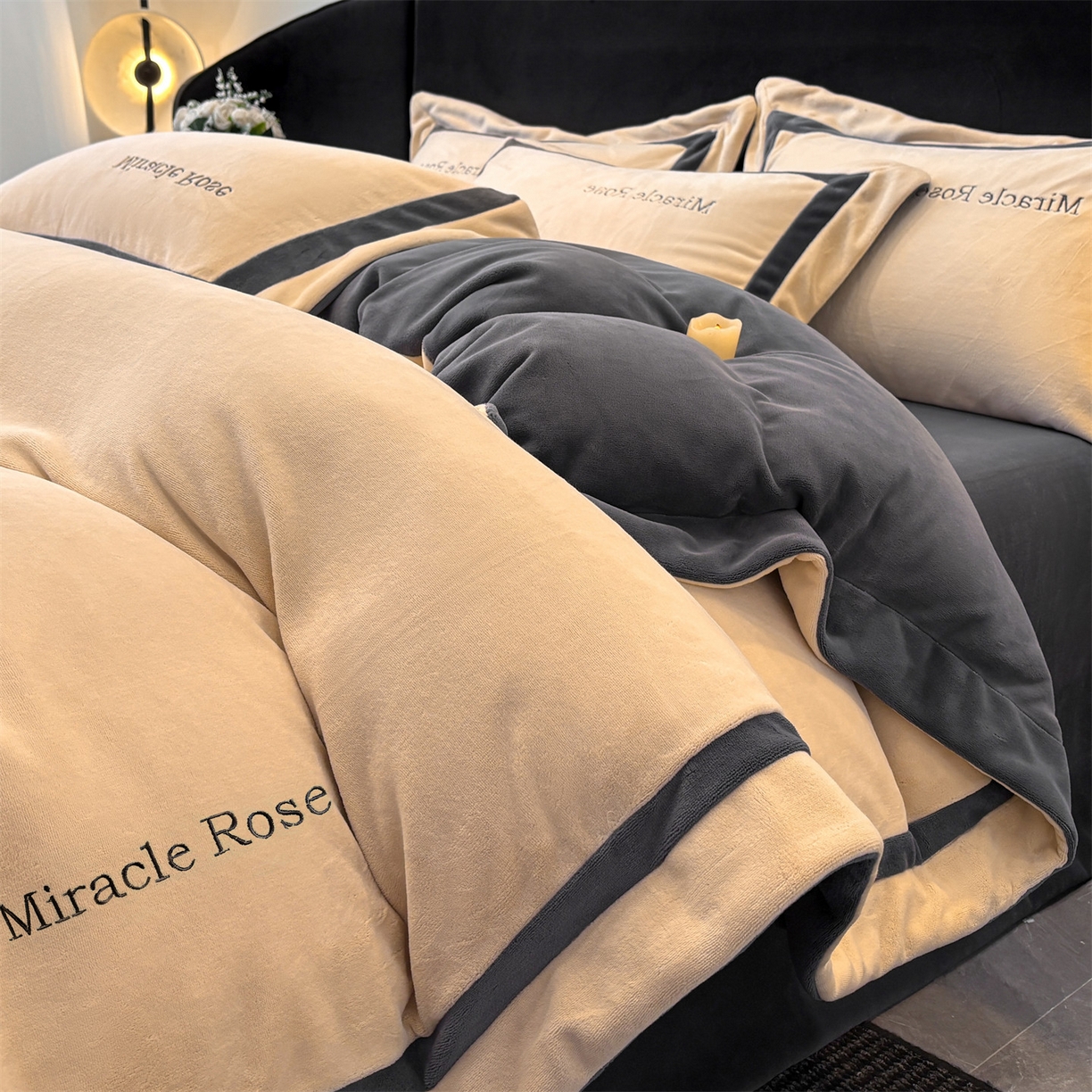 91家纺网 家纺一手货源 找家纺 笙意家纺 2025新款A类加厚牛奶绒轻奢宽边四件套-威登 威登-香槟+绅士灰