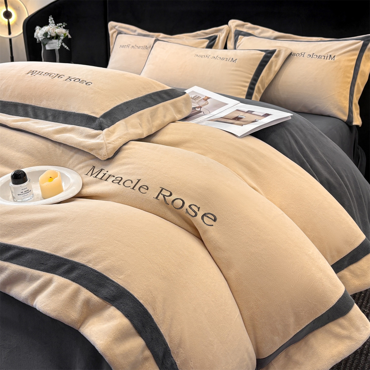 91家纺网 家纺一手货源 找家纺 笙意家纺 2025新款A类加厚牛奶绒轻奢宽边四件套-威登 威登-香槟+绅士灰