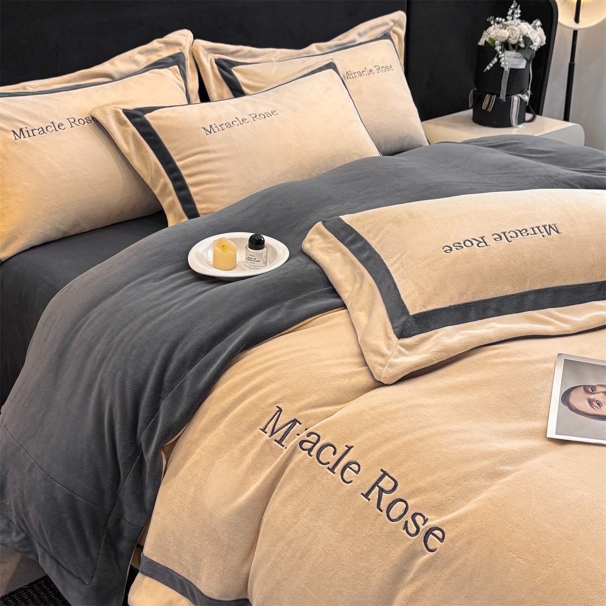 91家纺网 家纺一手货源 找家纺 笙意家纺 2025新款A类加厚牛奶绒轻奢宽边四件套-威登 威登-香槟+绅士灰