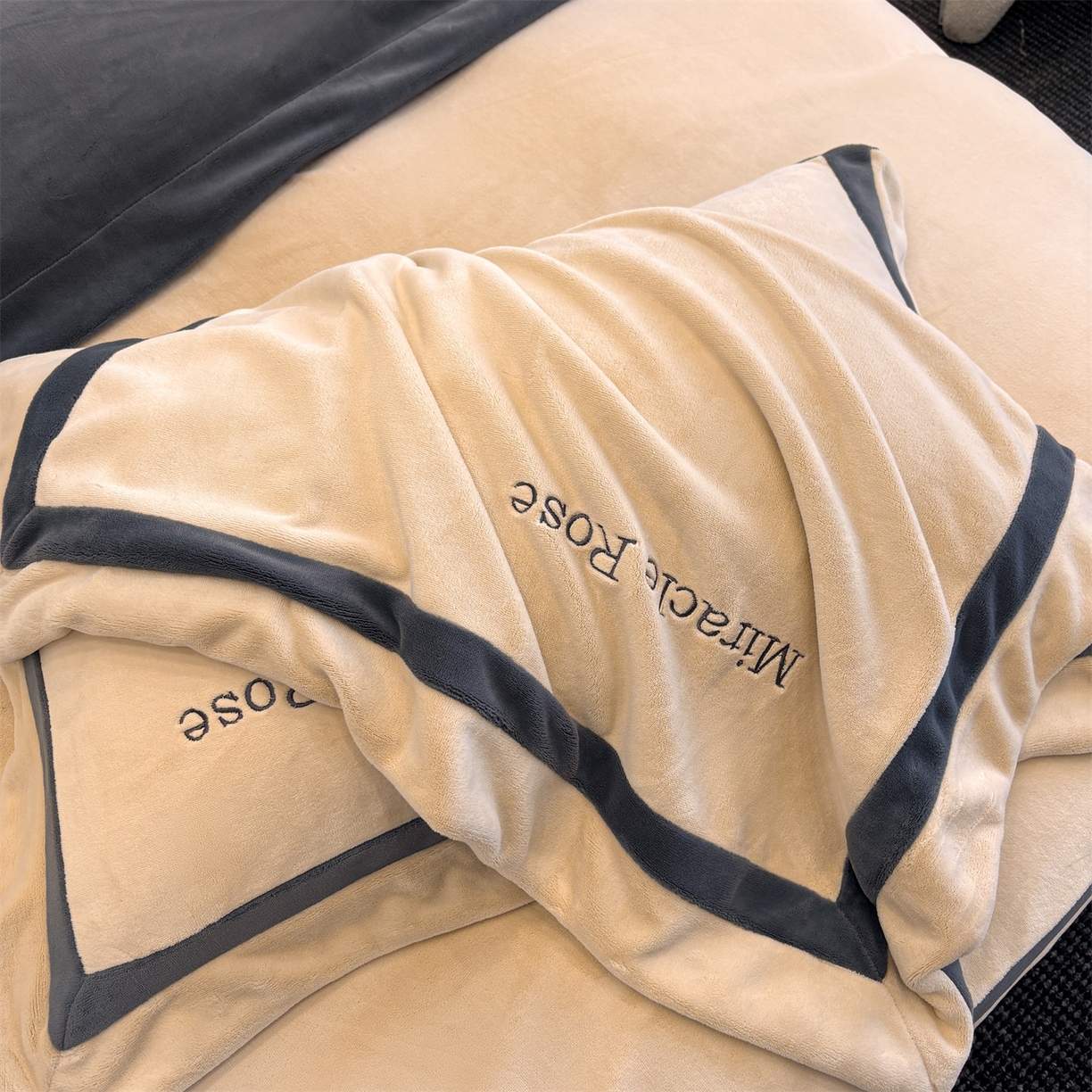 91家纺网 家纺一手货源 找家纺 笙意家纺 2025新款A类加厚牛奶绒轻奢宽边四件套-威登 威登-香槟+绅士灰