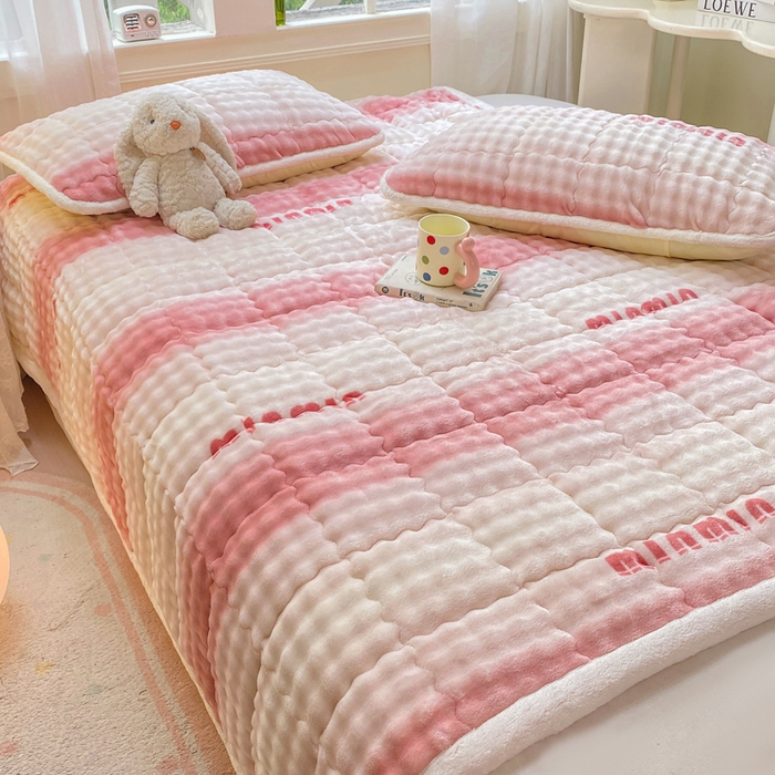 91家纺网 家纺一手货源 找家纺 优品惠 2025新款兔毛绒泡泡牛奶绒床垫子夹棉床褥床盖床单加厚保暖 时尚粉