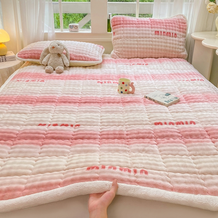 91家纺网 家纺一手货源 找家纺 优品惠 2025新款兔毛绒泡泡牛奶绒床垫子夹棉床褥床盖床单加厚保暖 时尚粉