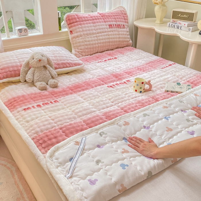 91家纺网 家纺一手货源 找家纺 优品惠 2025新款兔毛绒泡泡牛奶绒床垫子夹棉床褥床盖床单加厚保暖 时尚粉